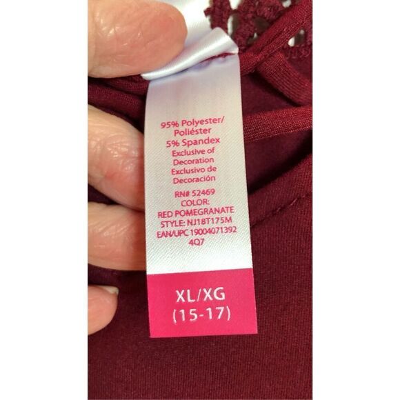 NO BOUNDARIES - NWT - L Sz XL Cage Neck/Lace Medallion Back Top/Red Pomegranate - Picture 15 of 16